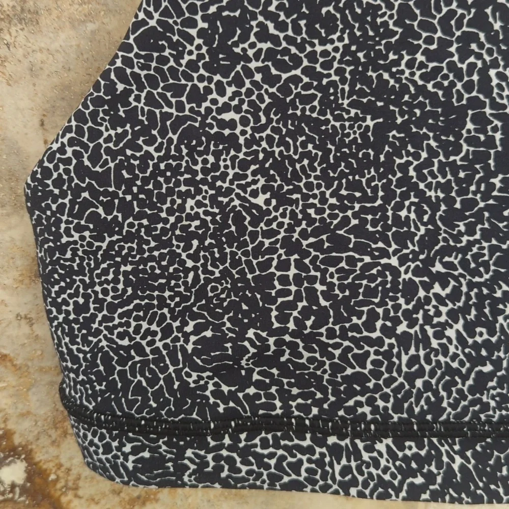 Size 4 Lululemon Strappy Criss Cross Back Sports Bra - Picture 2 of 6